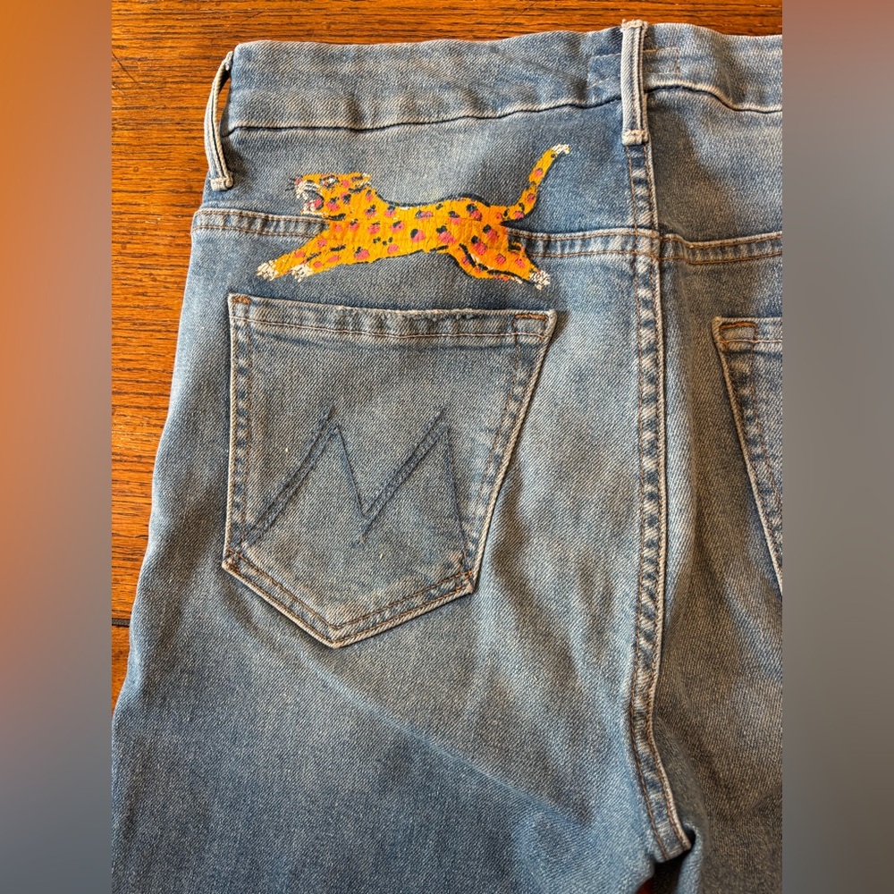 MOTHER High-Rise Light Blue Jeans with Embroidered Yellow Leopard - Picture 5 of 10